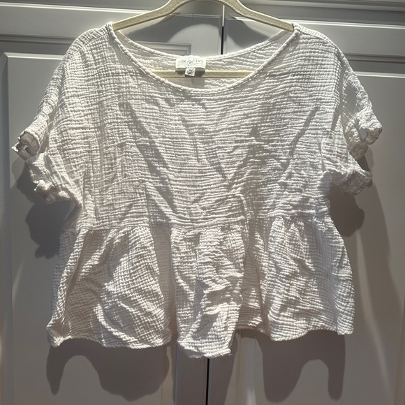 jun & ivy Tops - Jun & Ivy top